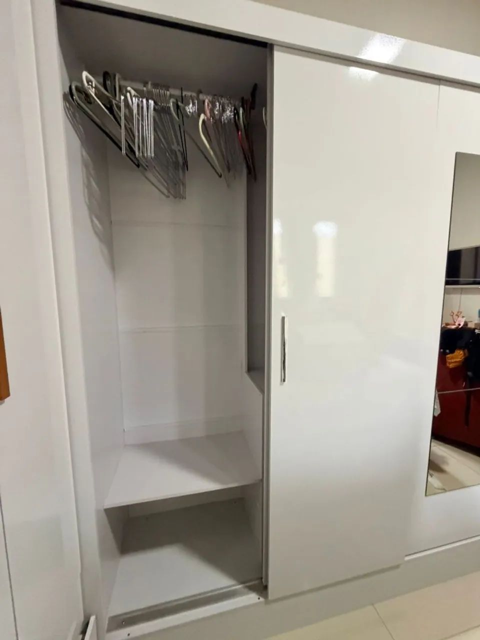 Guarda roupa espaçoso, feito de MDP - Foto 4