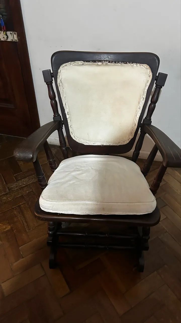 Cadeira de balanço de madeira 