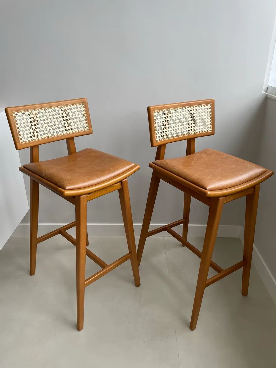 Banquetas de couro e palhinha Muui