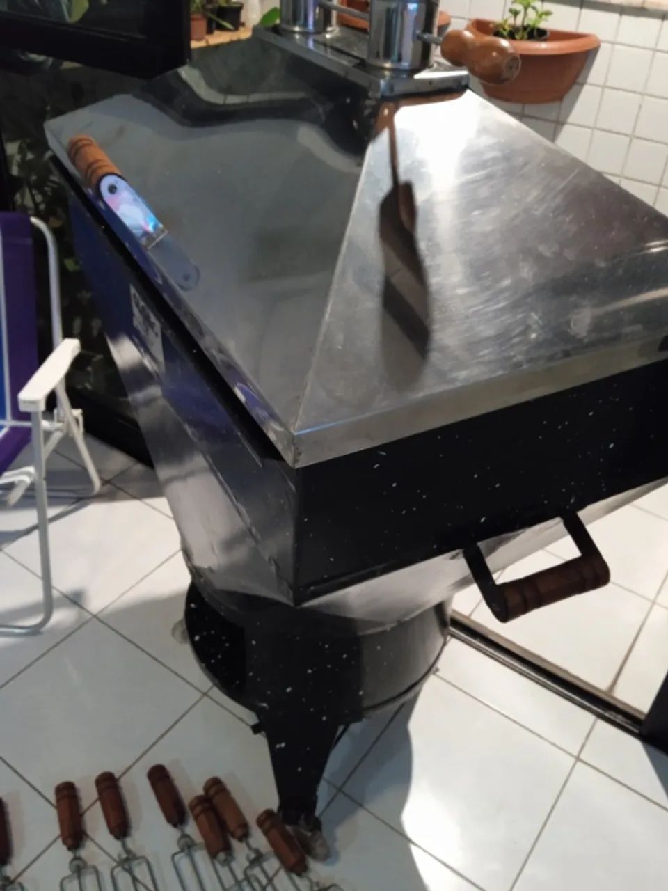 Churrasqueira a Bafo Esmaltada Globo carvão e gás P-25 com 7 espetos e rodas silicone gel - Foto 5