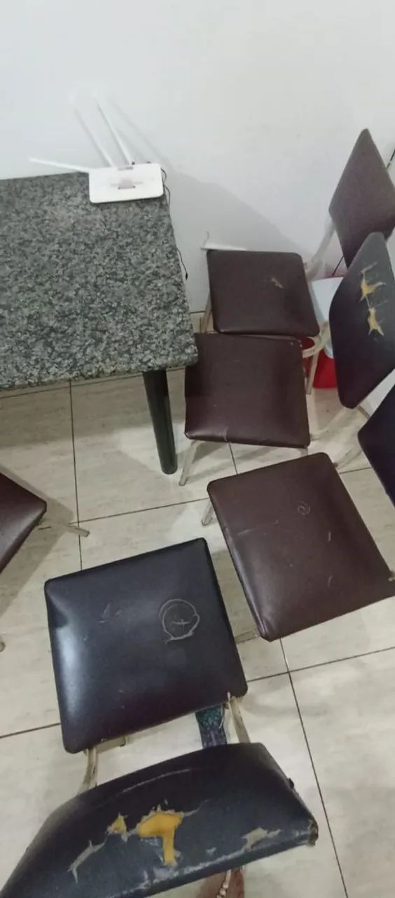 Mesa de mármore com cinco cadeiras. - Foto 4