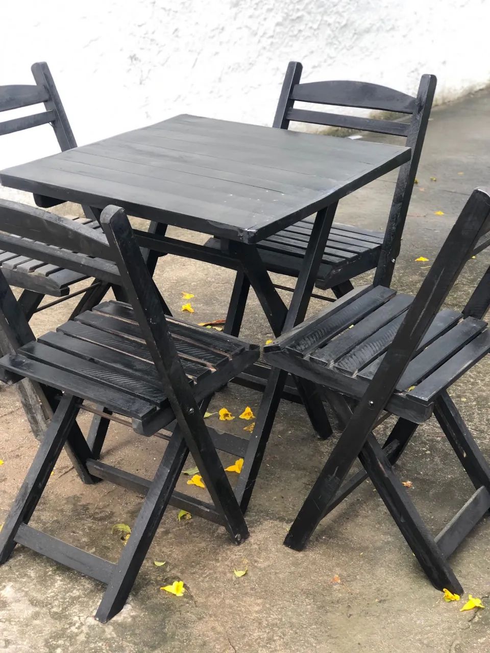 Mesa com 4 Cadeiras Dobráveis de Madeira Preta