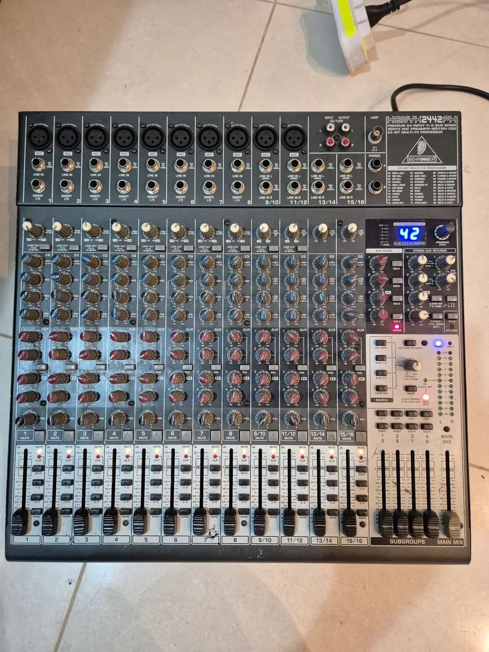 Mesa de Som Behringher Xenyx FX 2442 FX - Foto 2