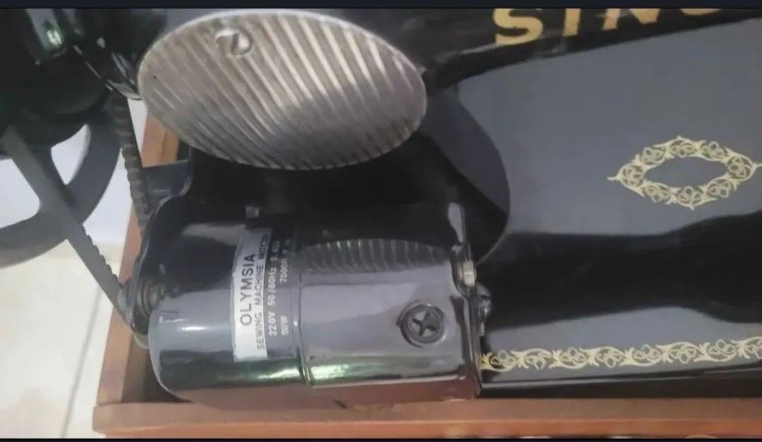 SINGER - Antiga Máquina Costura c/ Base em Madeira, ricamente trabalhada, - Foto 4