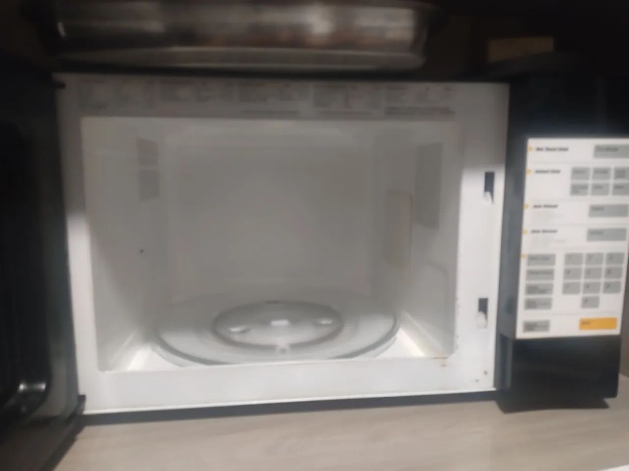 Microondas semi novo em bom estado e funcionando perfeitamente