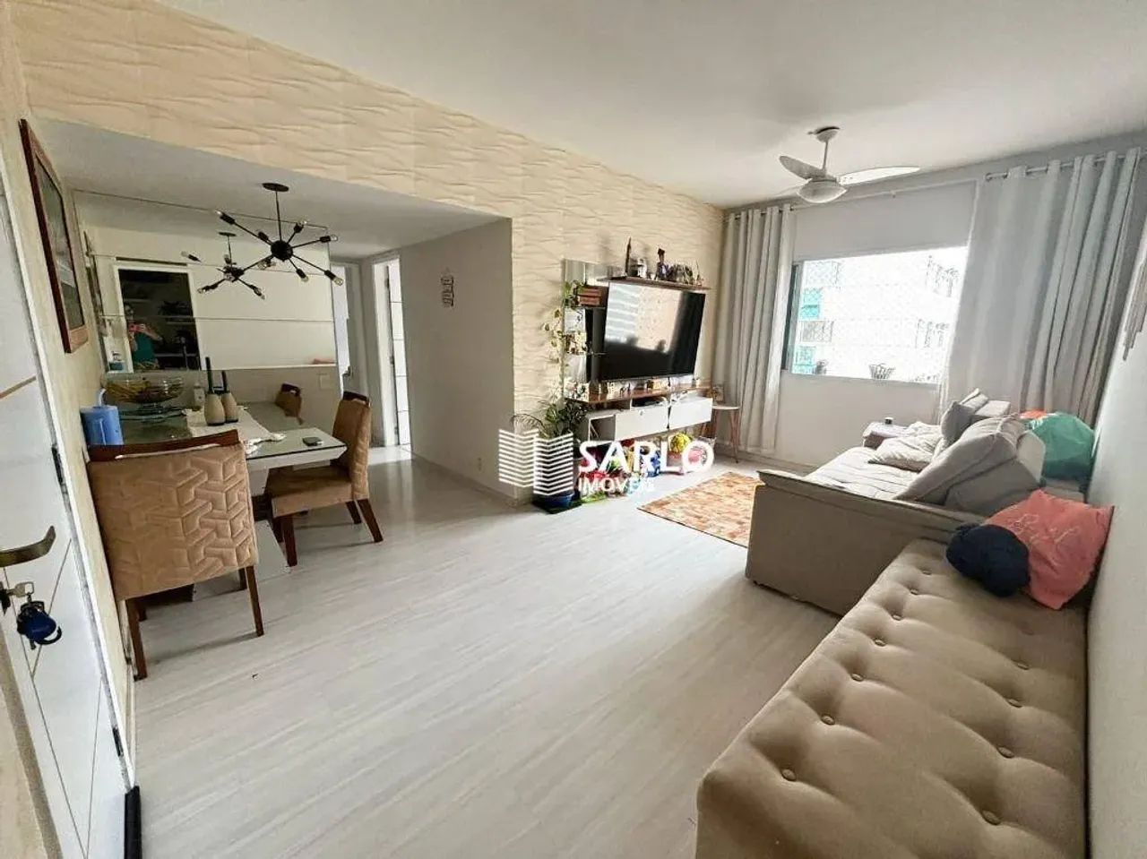 Apartamento de 2 quartos mobiliado para locação na Enseada do Suá.