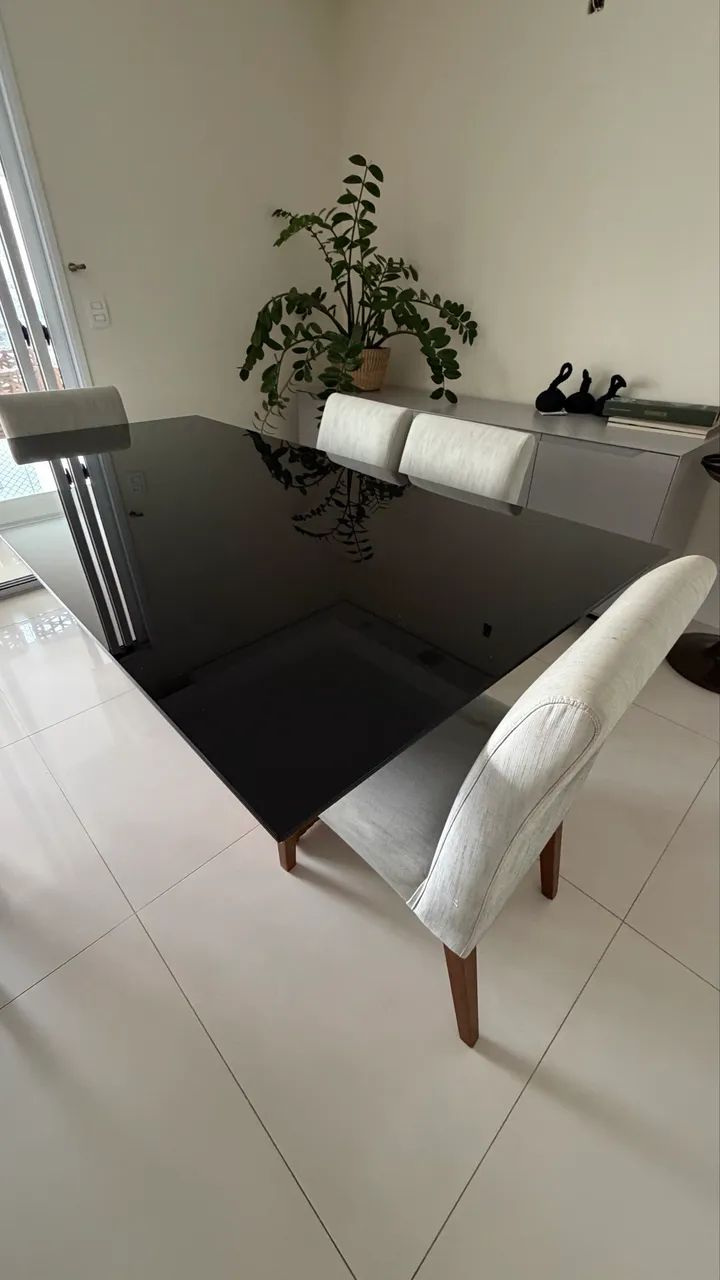 Mesa com tampo em vidro, pés de madeira e com 6 cadeiras 