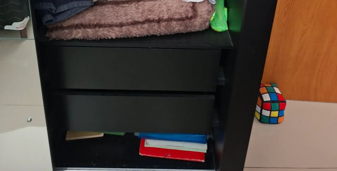 Guarda-roupa preto com três portas de correr e espelho - Foto 4