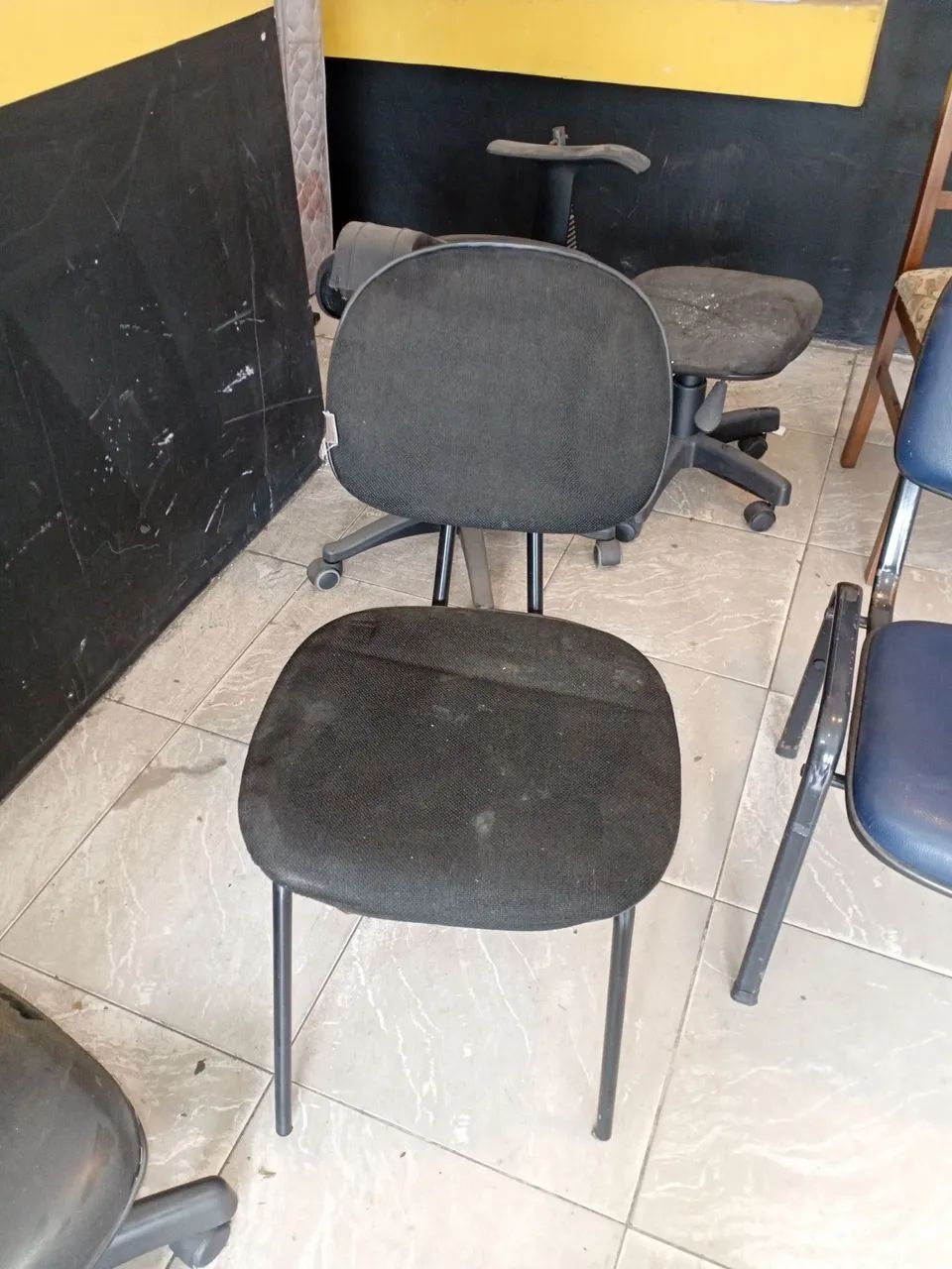 Cadeiras com avarias severas sucatas para retirar  - Foto 5