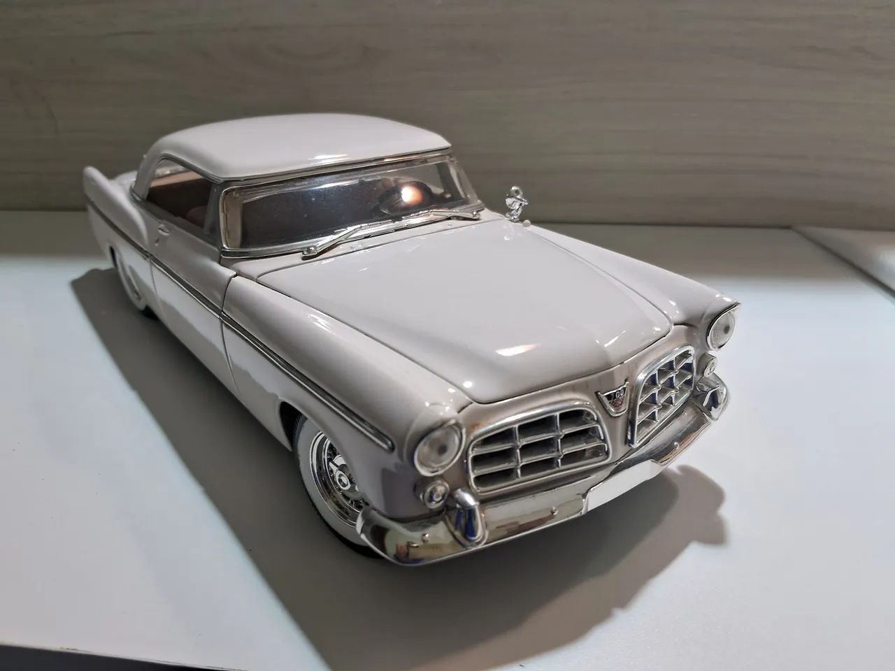 Miniatura Chrysler 300B 1956 Branco escala 1.18 - Foto 4