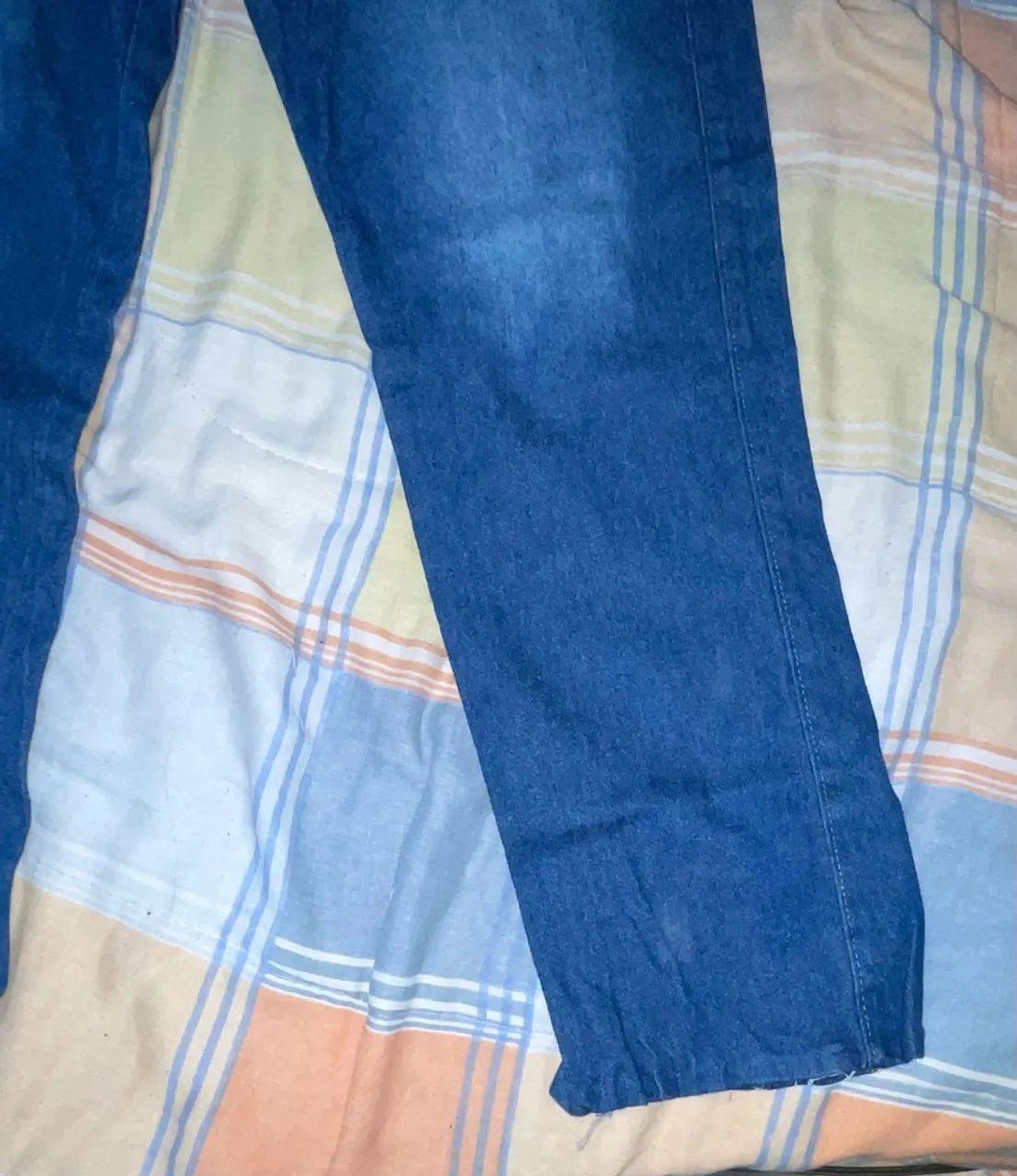 calça jeans reta com elastano azul - Foto 3
