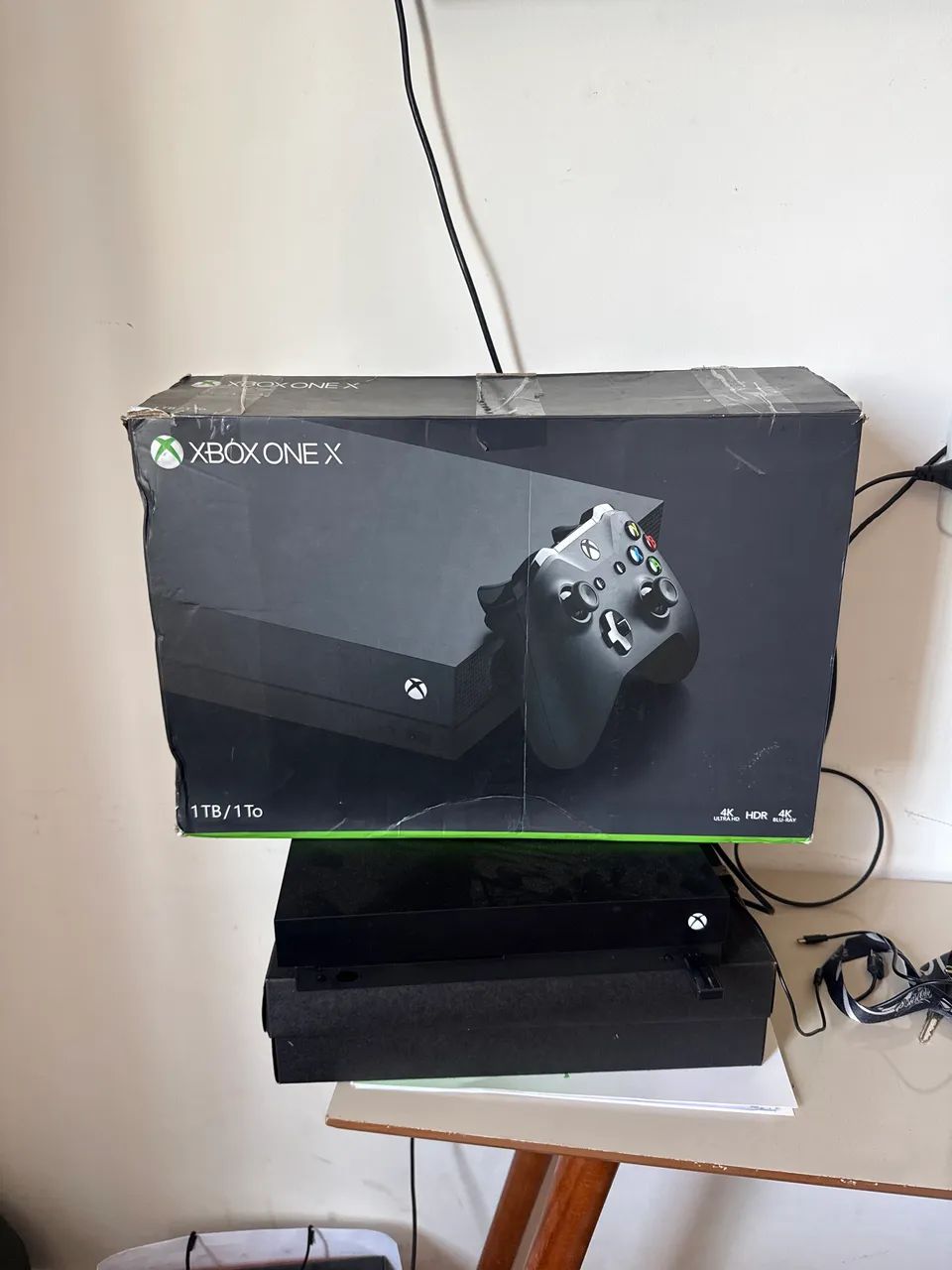 Vendo Xbox one X 1 TB, funcionando perfeitamente, 2 manetes  - Foto 2