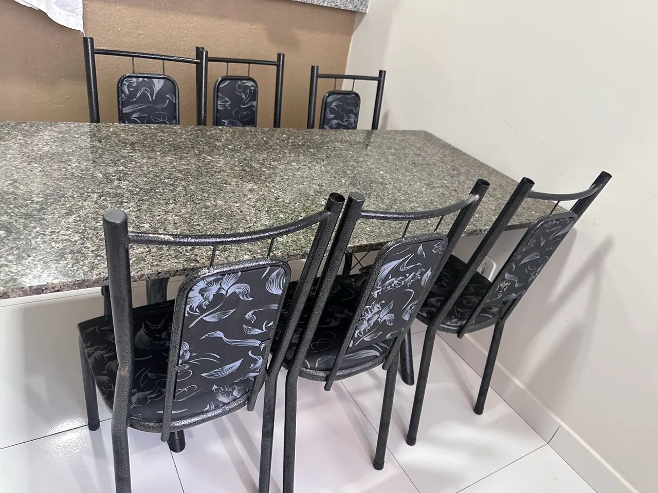 Vendo mesa de mármore com 6 cadeiras 