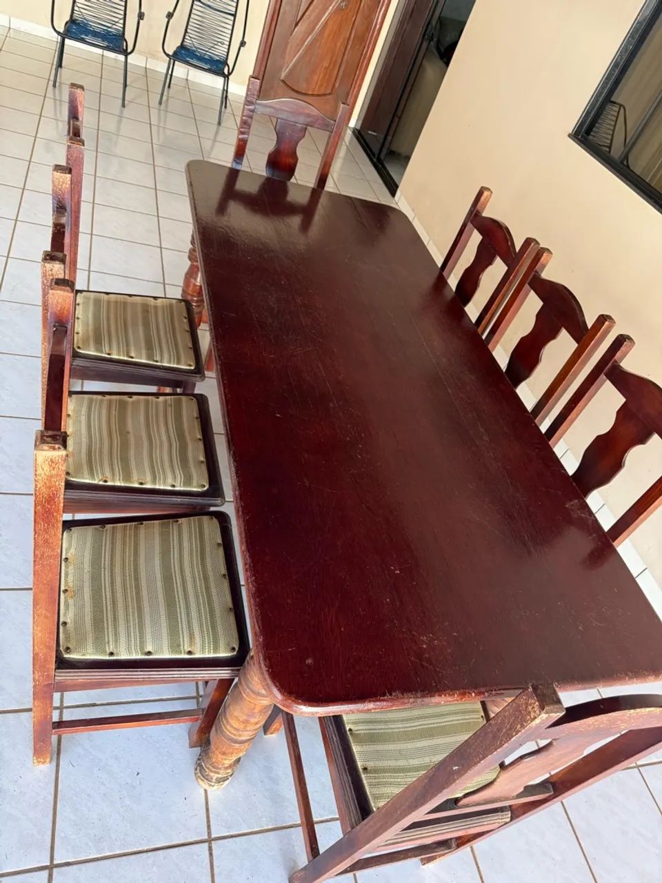 Mesa com cadeiras de madeira  - Foto 2