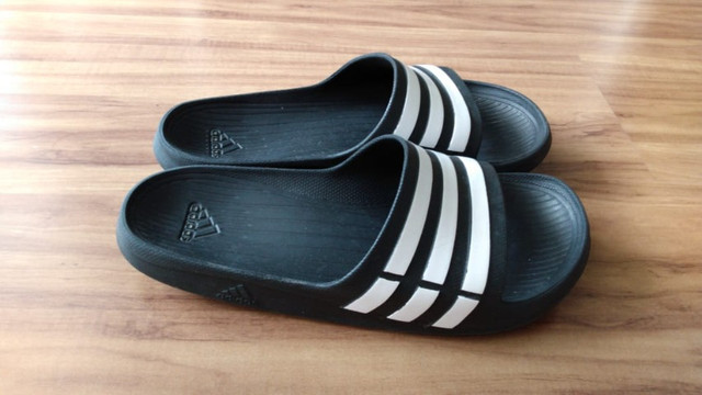 chinelo adidas baby