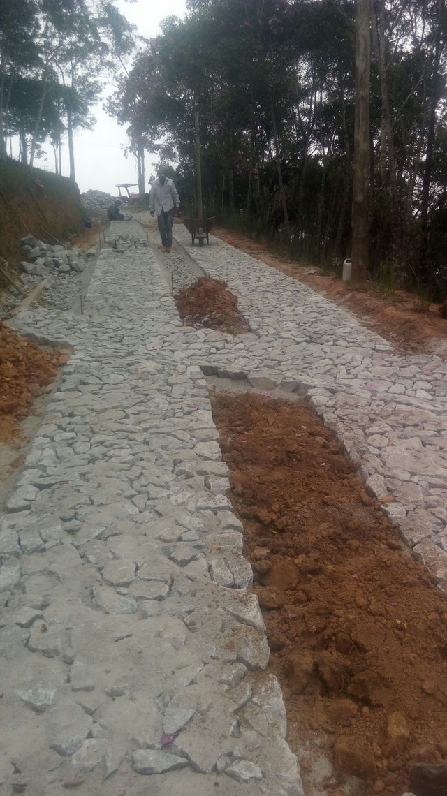 Calçamento de pedras para estradas e patios.