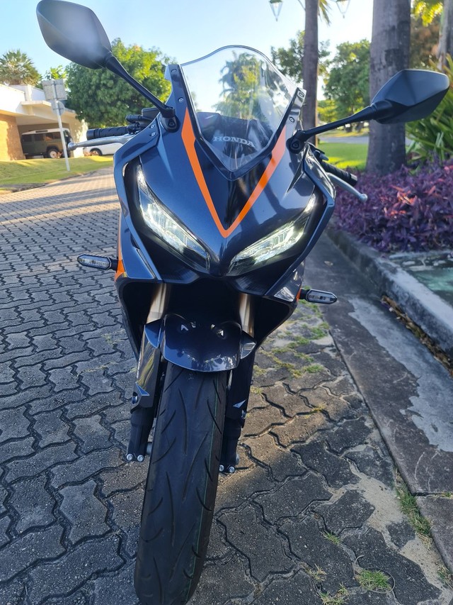 Honda Cbr 650r com 190km rodados 