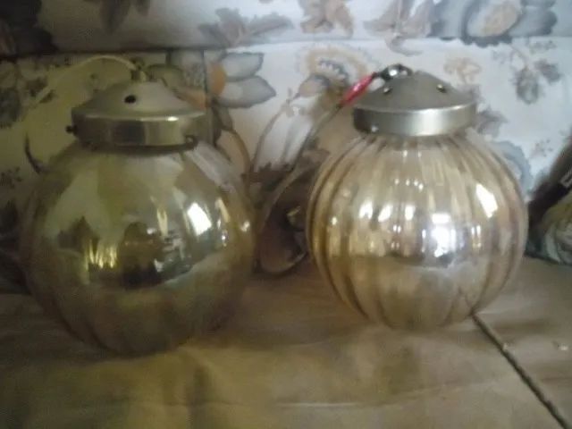 02 luminarias antigas na cor ambar com a instalação de ferro. 