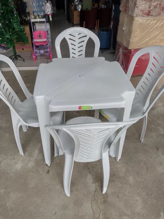 Conjunto de Mesa e Cadeiras de Plástico - Branco
