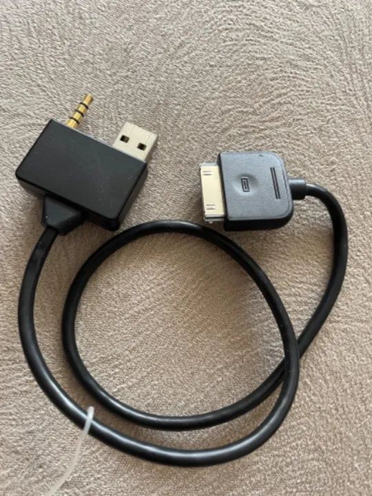 Adaptador USB A e auxiliar para iPhone 4 4S iPod Touch Nano iPad 1 2 3