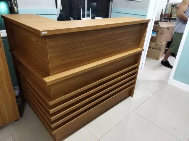recepção em L amadeirada freijó 150/90 ripada - Foto 3