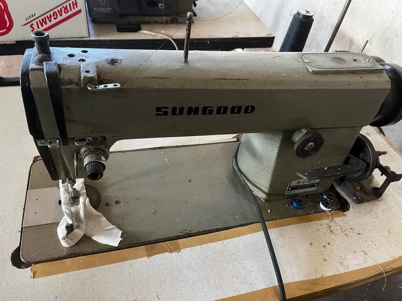 Máquina de Costura Reta Industrial Sungood