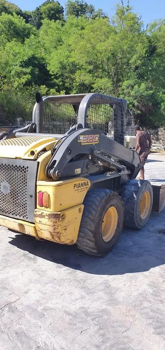 Mini carregadeira  New Holand l220 - Foto 3