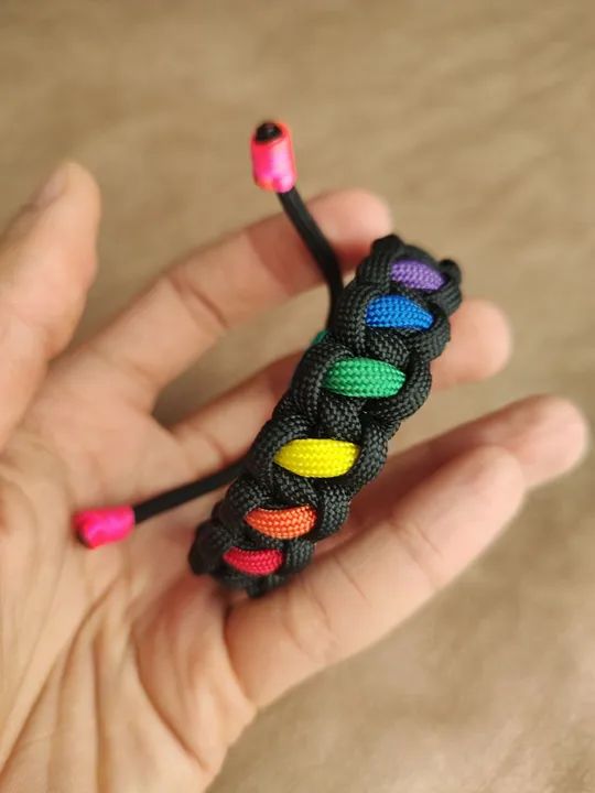 Pulseira LGBT Orgulho Pride - Artesanal e Feita à Mão com corda Paracord 550 gay lesbica - Foto 3