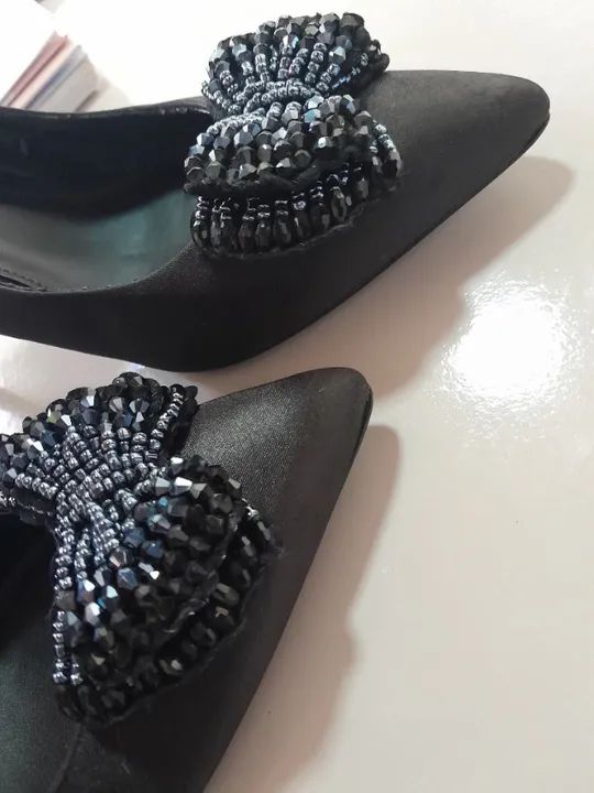 Scarpin Preto com aplicações da arezzo 
