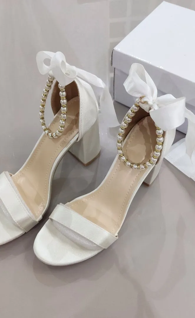 Sandália branca de salto com laço - casamento, formatura, festa