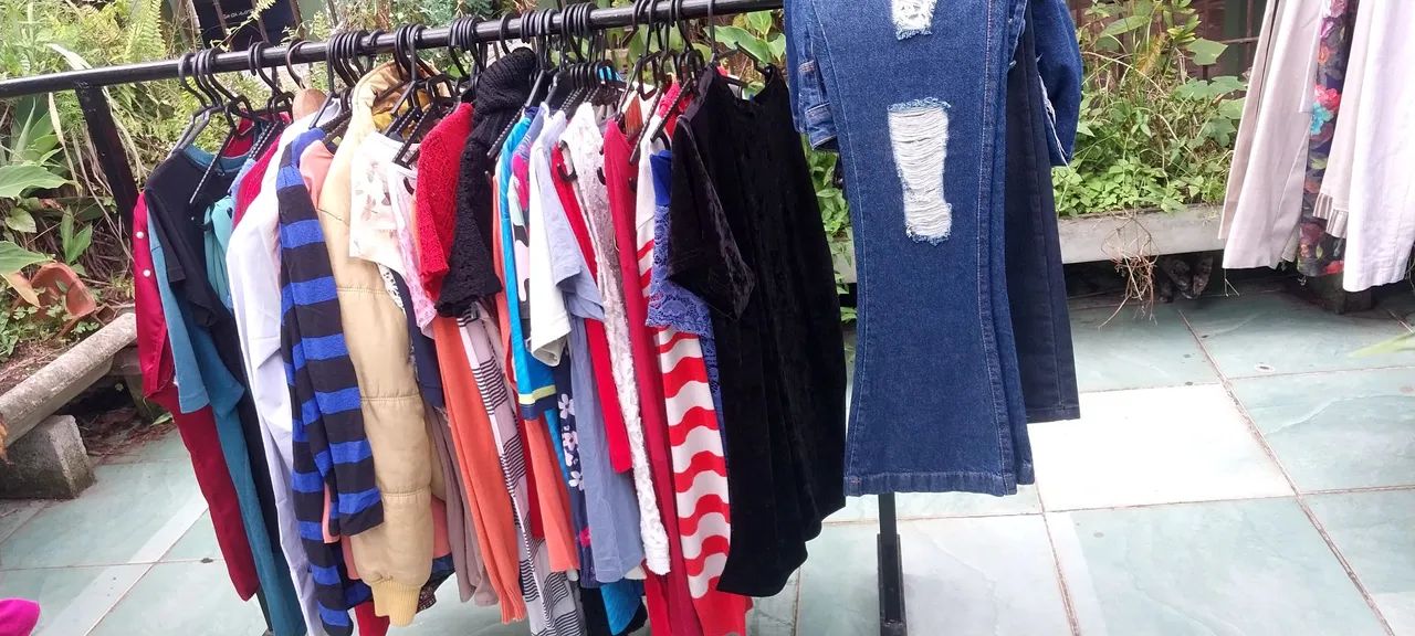 Vendo Brechó completo,balcão,araras,cabides,roupas  - Foto 3