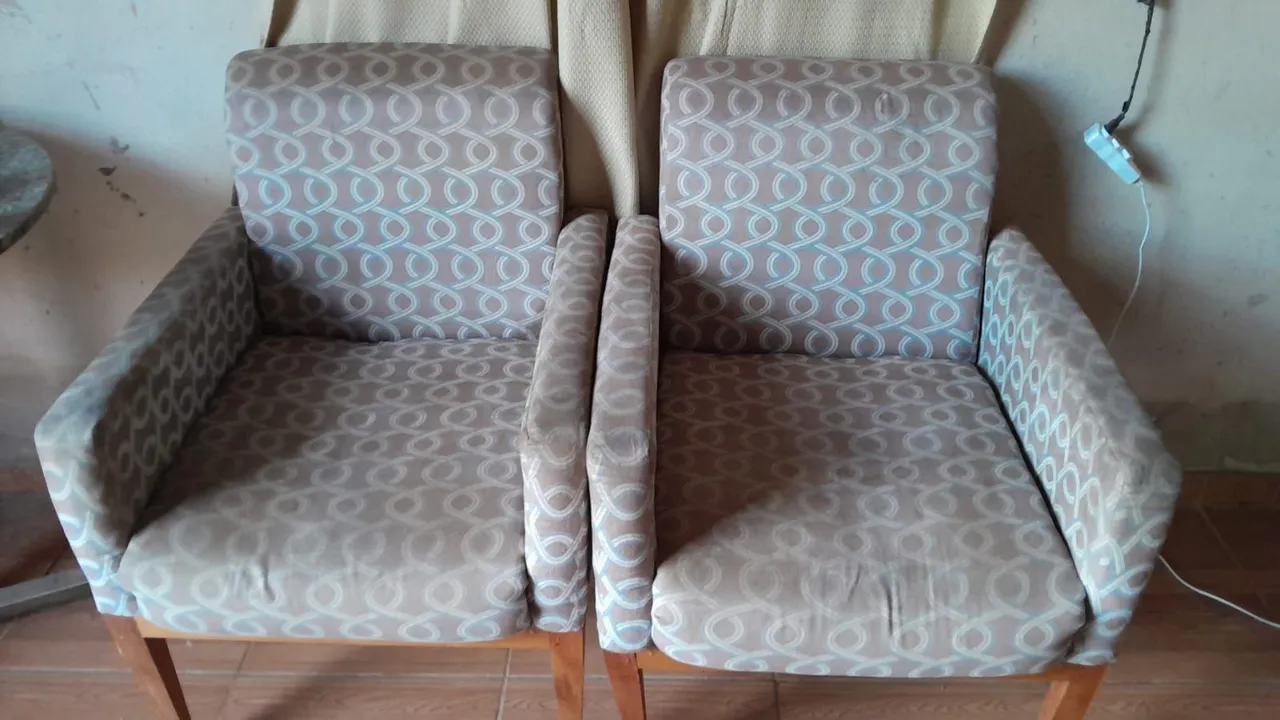 02 poltronas tecido luxo, com pé em madeira