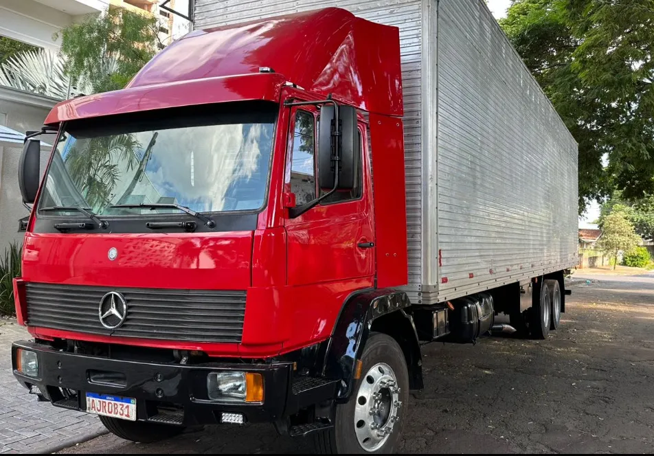 Caminhão Mercedes bens 1418 baú
