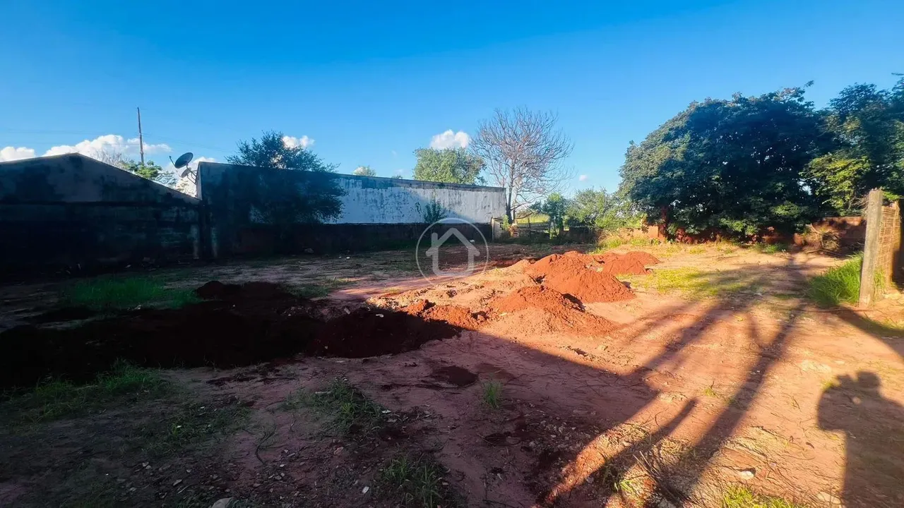 TERRENO GRANDE DE ESQUINA NO JARDIM MONTEVIDÉU