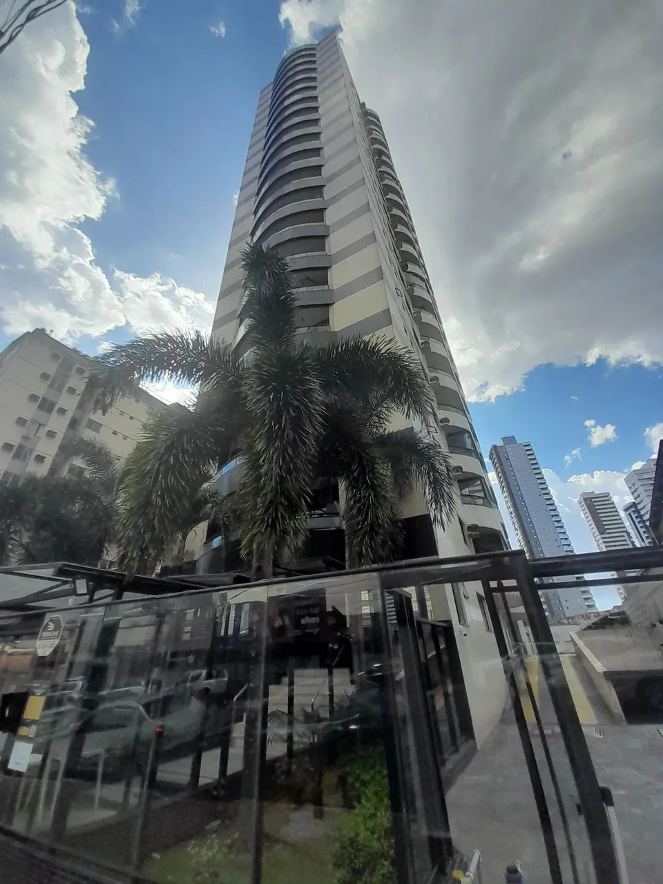 Ed "Mont Serrat" 176m², refrigerado, salão com sacada 04 suítes, 2 gar. - Lazer completo