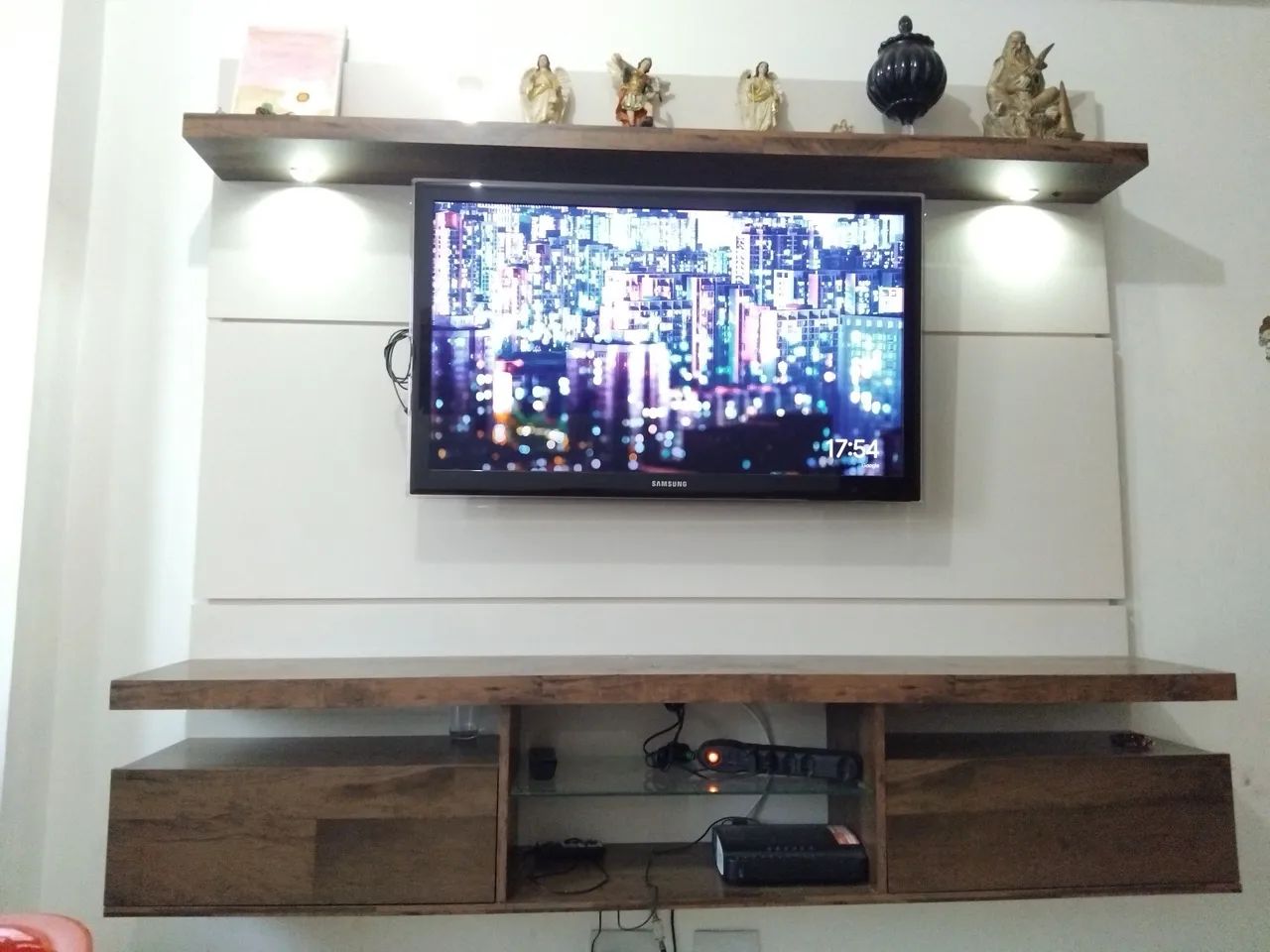 Painel de TV com prateleira e nichos - Foto 3