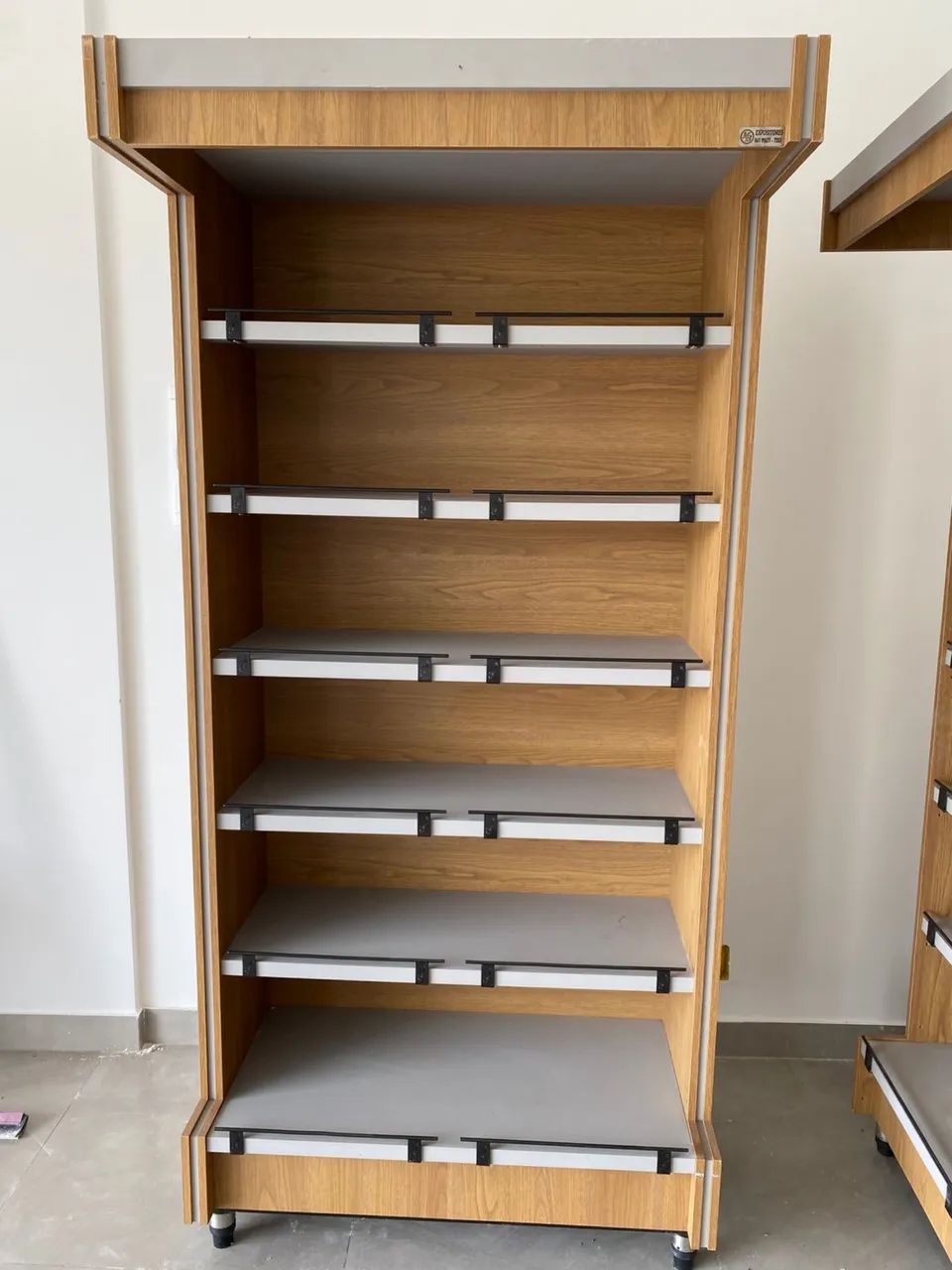 Gôndolas em MDF com porta preço  - Foto 3