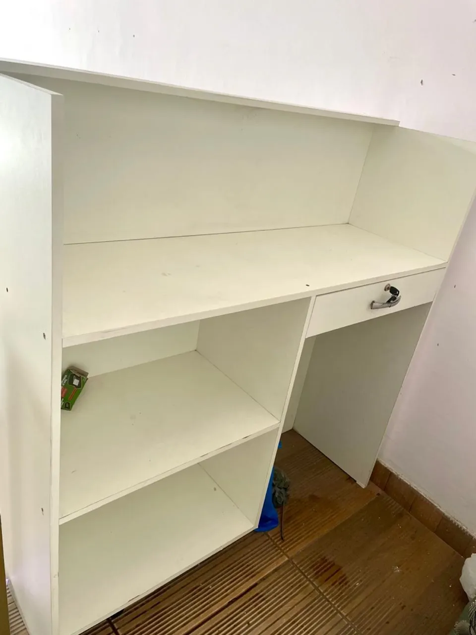 Balcão comercial branco com gaveta