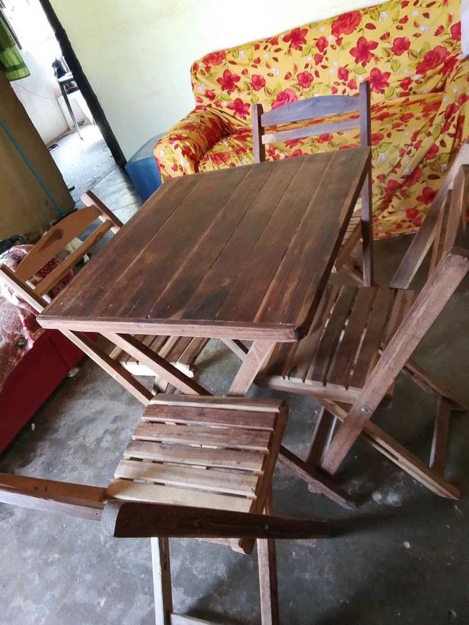 Conjunto de mesa e cadeiras de madeira dobrável