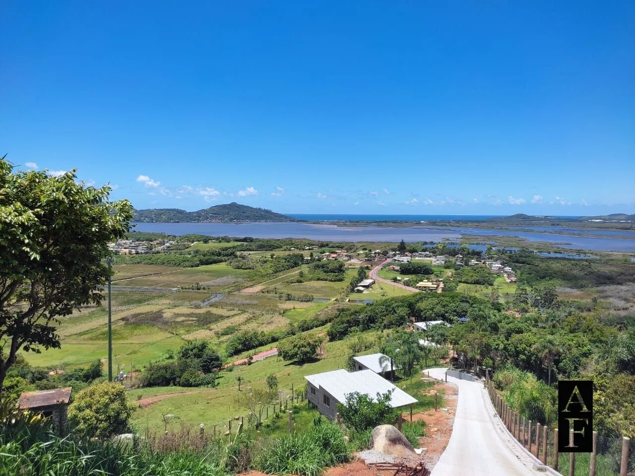 Terreno com Vista em Condomínio