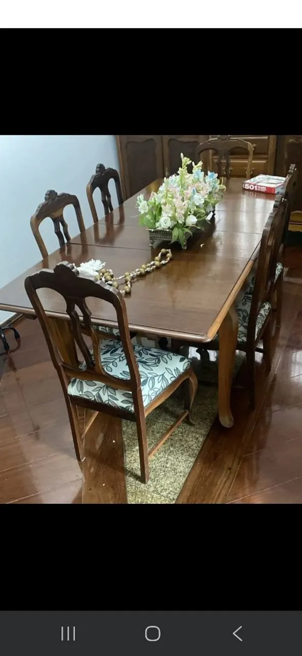 Mesa de jantar de madeira com 6 cadeiras