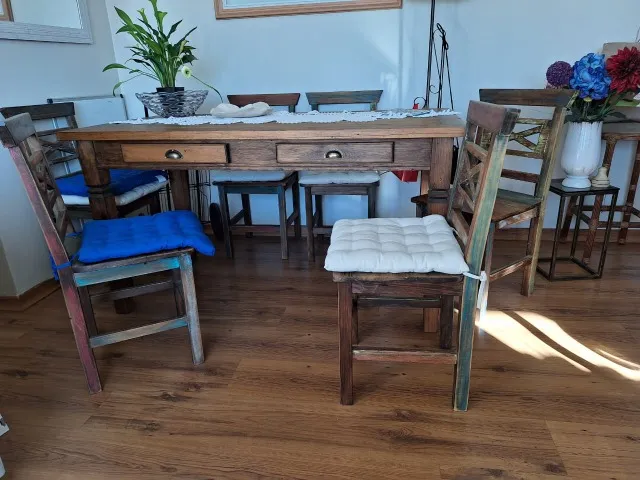 Vendo Mesa de madeira de demolição com patina. 6 lugares Medidas: 1,59 x 80cm