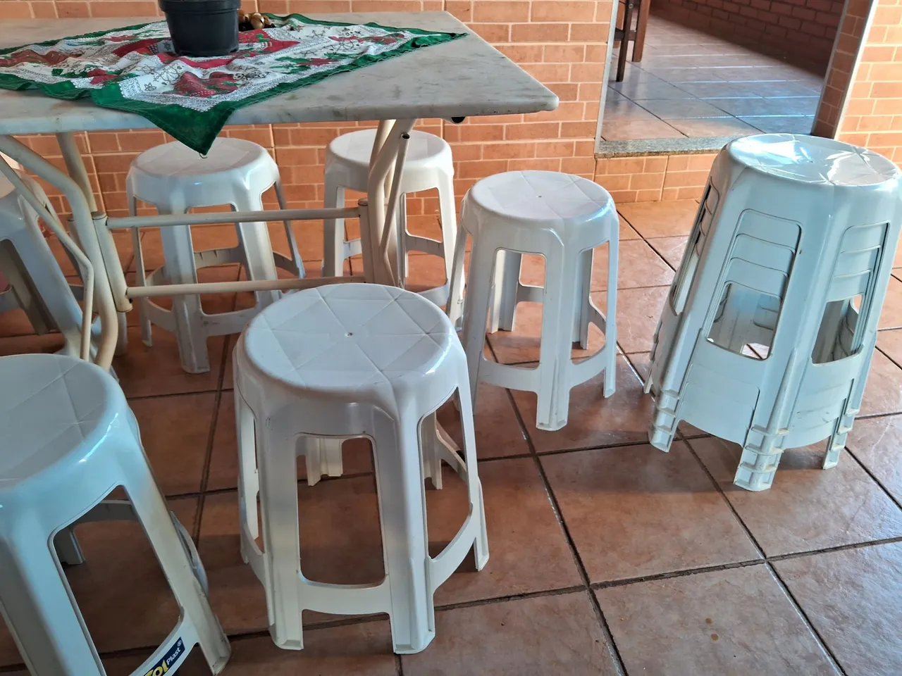 Conjunto de 10 Bancos Brancos de Plástico