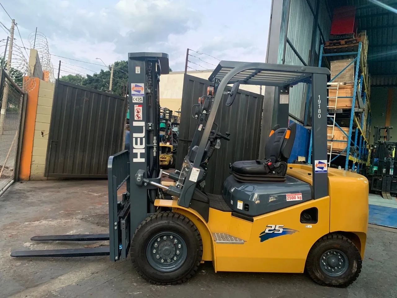 Empilhadeira Heli 2,5t diesel 3m - Foto 3