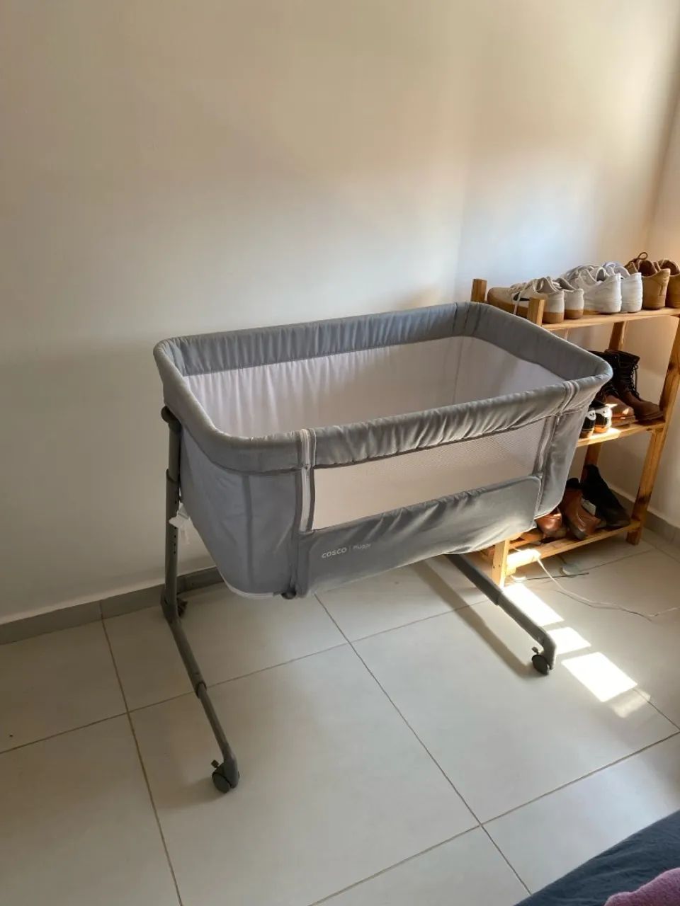 Berço Cosco Co bed Pluggy 0 a 9 kg - cinza claro  - Foto 4