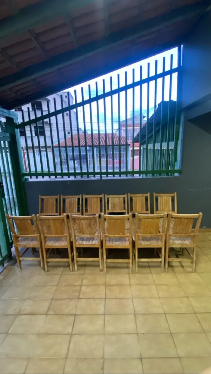 Mesa de madeira com 12 cadeiras  - Foto 2