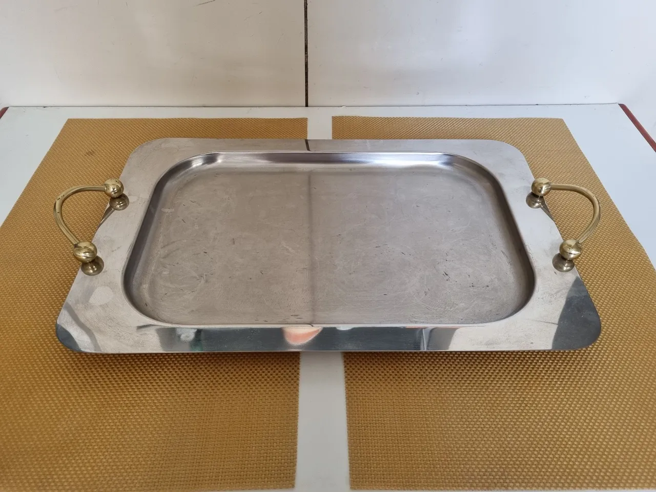 Bandeja de servir em aço inox com alças douradas