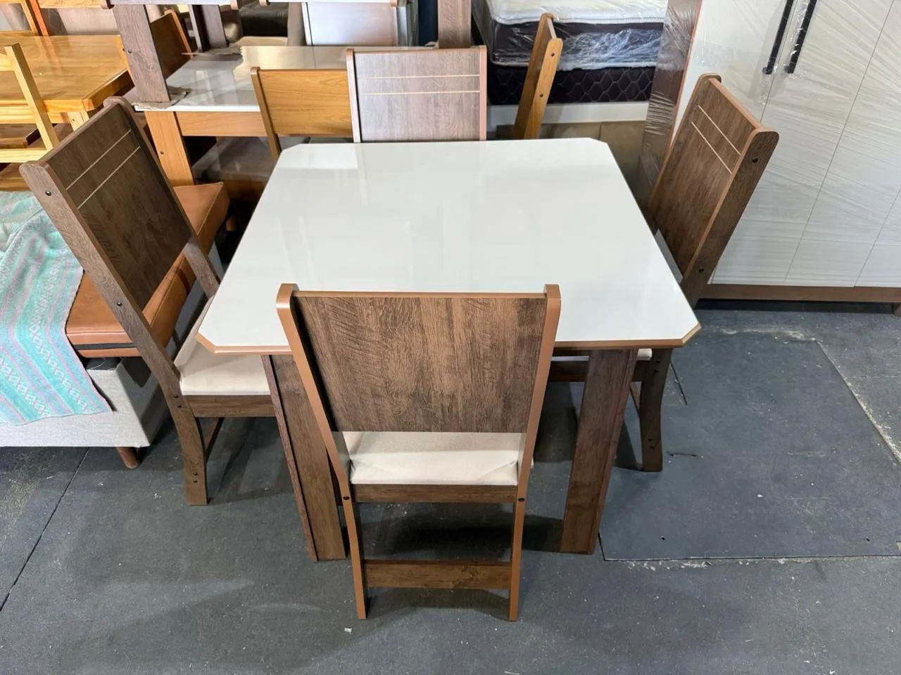 Mesa com 4 cadeiras medida : 90x90cm  - Foto 3