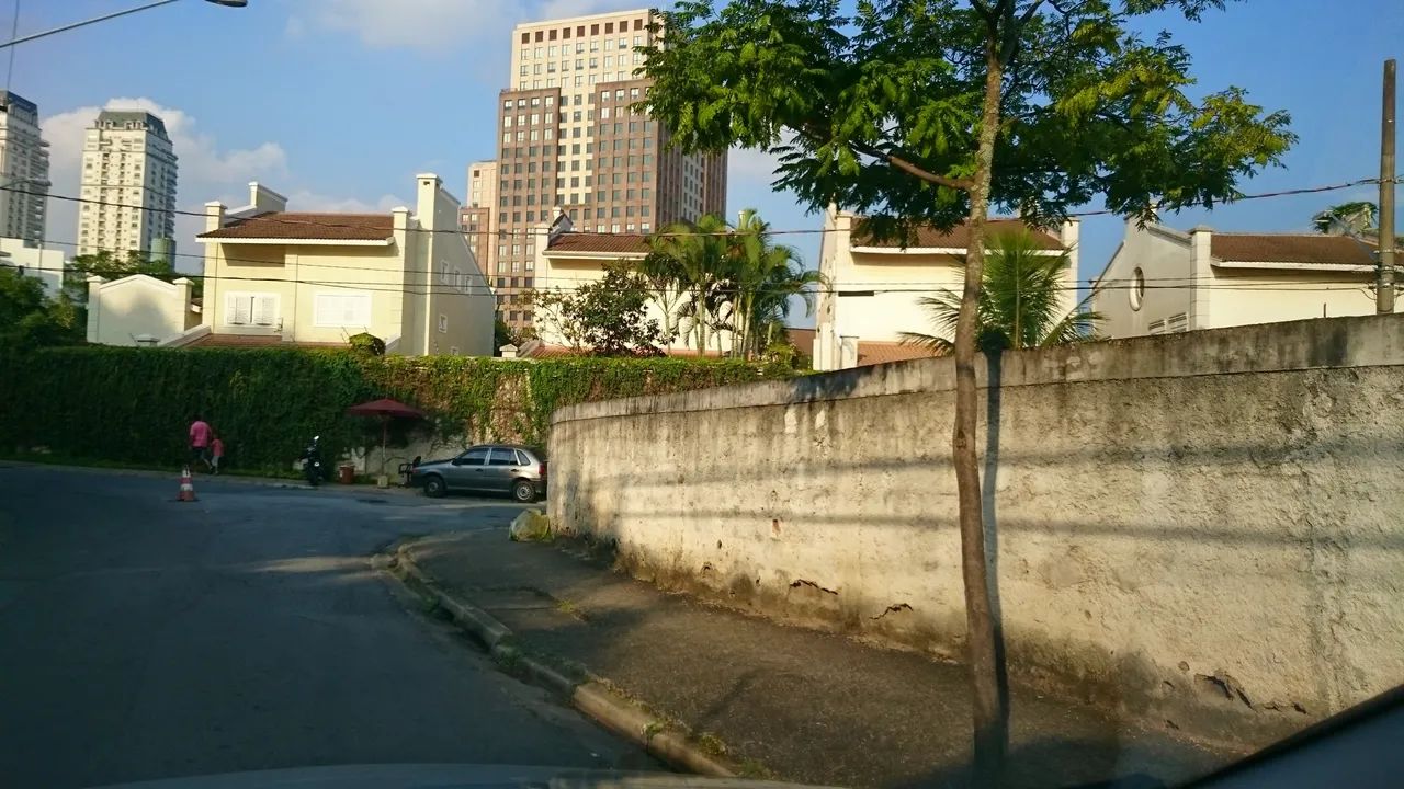 Excepcional terreno de esquina com 675 m2 no Jardim Panorama