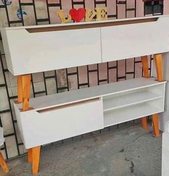 Rack retrô moderno branco com detalhes em madeira